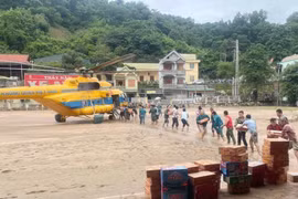 An Mi 171 helicopter of the air defence - air force service brings essential goods to flood-hit residents in Nghe An province. (Photo: VNA)