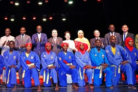 NA Chairman Tran Thanh Man (standing, fourth from left) and his spouse Nguyen Thi Thanh Nga (fifth from left) visit the Vovinam martial arts club in Dakar on July 23. (Photo: VNA)