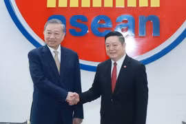 Party General Secretary To Lam (L) meets with ASEAN Secretary-General Kao Kim Hourn at the ASEAN Secretariat's headquarters in Jakarta on March 10, 2025. (Photo: VNA)