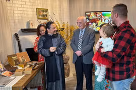 Artisan Nguyen Ngoc Tuan (in traditional ao dai) introduces Vietnamese tea to foreign friends. (Photo: VNA)