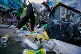 Vietnam's current waste management practices remain concerning, with 90% of plastic waste buried, landfilled, or incinerated, and only 10% recycled. (Photo: VNA)