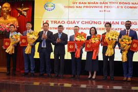 The People’s Committee of the southern province of Dong Nai presents investment certificates to 14 FDI and domestic project on February 7. (Photo: VNA)