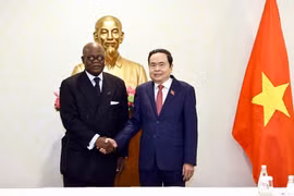 National Assembly Chairman Tran Thanh Man (R) welcomes President of the Parliamentary Assembly of the Francophonie and Senior Deputy Speaker of Cameroon's National Assembly Hilarion Etong on January 21. (Photo: VNA)
