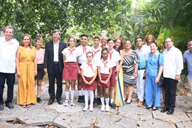 Vietnamese and Cuban delegates and the contest's winners (Photo: VNA)