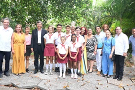 Vietnamese and Cuban delegates and the contest's winners (Photo: VNA)