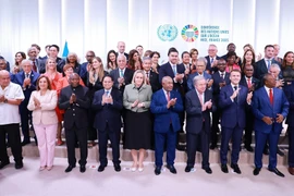 World leaders pose for a photo. (Photo: VNA)