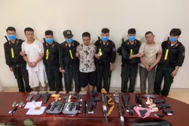 The group of Chinese nationals are arrested for illegal border crossings and the illegal transport of military-grade weapons and suspected narcotics. (Photo: VNA)