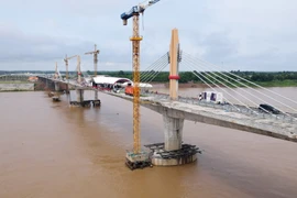Laos and Thailand put the final touches to their friendship bridge No.5 on June 6. (Photo: VNA)