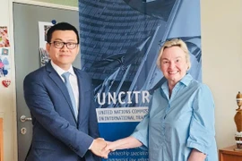 Ambassador Vu Le Thai Hoang (L) and Secretary of the United Nations Commission on International Trade Law (UNCITRAL) Anna Joubin-Bret (Photo: VNA)