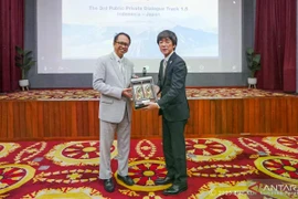 Deputy Minister for the Coordination of International Economic Cooperation Edi Prio Pambudi (L) and Deputy Commissioner for International Affairs at the METI Masanori Tsuruda after signing an LoI on cooperation for developing the Kayan hydropower plant, in Jakarta (Photo: ANTARA/Coordinating Ministry for Economic Affairs)