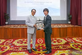 Deputy Minister for the Coordination of International Economic Cooperation Edi Prio Pambudi (L) and Deputy Commissioner for International Affairs at the METI Masanori Tsuruda after signing an LoI on cooperation for developing the Kayan hydropower plant, in Jakarta (Photo: ANTARA/Coordinating Ministry for Economic Affairs)