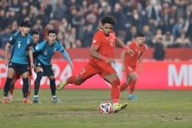 Nguyen Xuan Son (12) dispatching the penalty to open the score for Vietnam. (Photo: VNA)