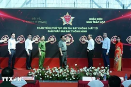 PM Pham Minh Chinh (fifth from left) and officials at the ceremony for the pilot rollout of the electronic identification, authentication, and biometric boarding solution at Terminal 3 of Tan Son Nhat International Airport on April 19 (Photo: VNA)