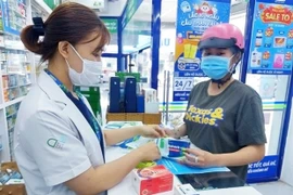 A customer buys medicine at a Pharmacity store (Photo: VNA)