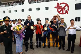 Visitors welcomed by Quang Ninh officials (Photo: VNA)