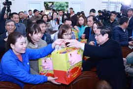 Prime Minister Pham Minh Chinh presents Tet gifts to workers in Ngoc Lac district, Thanh Hoa province, on January 26. (Photo: VNA)