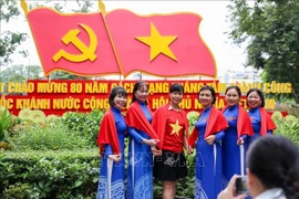 Hanoi residents pose for a photo on the occasion of the 80th anniversary of the August Revolution and National Day. (Photo: VNA)