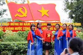 Hanoi residents pose for a photo on the occasion of the 80th anniversary of the August Revolution and National Day. (Photo: VNA)