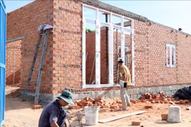 Workers build a house for a poor family in Thuan Nam district, Ninh Thuan province. (Photo: VNA)