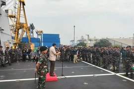 ndonesian Defence Minister Sjafrie Sjamsoeddin delivers a directive to the crew of KRI Brawijaya 320 while the warship was docked at Pier 107, Tanjung Priok, North Jakarta on September 8. (Photo: Antara)