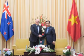 Chairman of the Ho Chi Minh City People’s Committee Nguyen Van Duoc (R) meets with New Zealand Prime Minister Christopher Luxon on February 28. (Photo: VNA)
