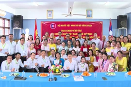 At the ceremony to present financial support to the teachers of the Nguyen Du Lao - Vietnamese bilingual school on October 1 (Photo: VNA)