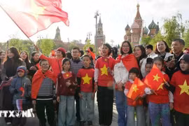 The Vietnamese expatriates gather to welcome their homeland's military delegation. (Photo: VNA)