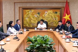 Deputy Prime Minister Nguyen Chi Dung (centre) receives a delegation from the World Laureates Association Development Foundation (WLA Development Foundation) in Hanoi on September 25. (Photo: baochinhphu.vn)