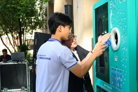 A student from the University of Sciences, Hue University experiences the pilot “Deposit and Return System”. (Photo: VNA)