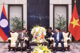 At the meeting in Ha Tinh on April 28 between State President Luong Cuong (R) and General Secretary of the Lao People's Revolutionary Party Central Committee and President Thongloun Sisoulith (Photo: VNA)