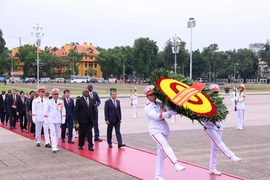South African President Matamela Cyril Ramaphosa and his entourage pay tribute to President Ho Chi Minh at his Mausoleum on October 23. (Photo: VNA)