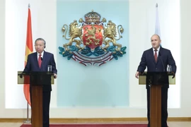 General Secretary of the Communist Party of Vietnam Central Committee To Lam (L) and Bulgarian President Rumen Radev at the press briefing in Sofia on October 23. (Photo: VNA)
