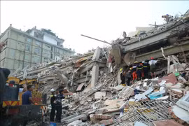 Rescue forces are racing against time to search for victims of the earthquake that hit Myanmar on March 28, 2025. (Photo: Xinhua/VNA)