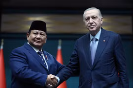 Turkish President Recep Tayyip Erdogan (R) and his Indonesian counterpart Subianto Prabowo at a joint press conference on April 10. (Photo: Xinhua/VNA)
