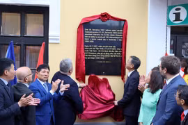 At the inauguration of the memorial plaque marking the historic 1957 visit of President Ho Chi Minh to the Czech town of Chrastava (Photo: VNA)