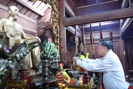 Party General Secretary To Lam offers incense in tribute to President Ho Chi Minh. (Photo: VNA)