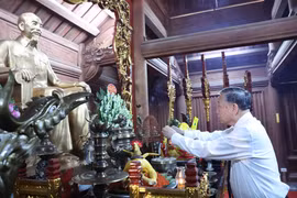 Party General Secretary To Lam offers incense in tribute to President Ho Chi Minh. (Photo: VNA)