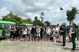 The handover ceremony takes place at the Hoa Lu International Border Gate in Dong Nai province on July 30. (Photo: VNA)