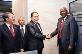 Chairman of the National Assembly Tran Thanh Man (second from left) shakes hands with President of the National Assembly of People’s Power of Cuba Esteban Lazo. (Photo: VNA)