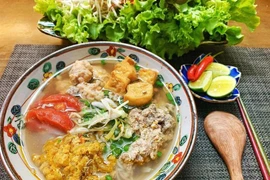 Tomato and crab noodle soup is a favourite in Vietnam. (Photo: VietnamPlus)