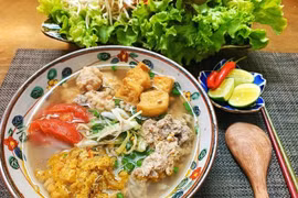 Tomato and crab noodle soup is a favourite in Vietnam. (Photo: VietnamPlus)