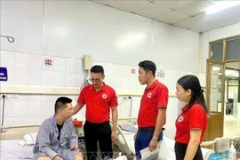 Leaders from the Red Cross Society of Quang Ninh province visit a victim of the boat capsizing. (Photo: VNA)