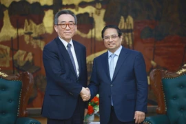 Prime Minister Pham Minh Chinh (R) hosts a reception for Korean Minister of Foreign Affairs Cho Tae-yul in Hanoi on April 16. (Photo: VNA)