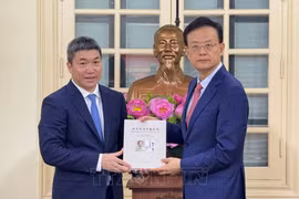 President of the Vietnam Union of Friendship Organisations Phan Anh Son (L) and Wei Ran, Director General of the Foreign Affairs Office and President of the People’s Association for Friendship with Foreign Countries of China's Guangxi Zhuang Autonomous Region (Photo: VNA)