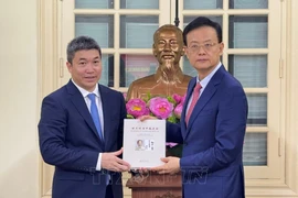 President of the Vietnam Union of Friendship Organisations Phan Anh Son (L) and Wei Ran, Director General of the Foreign Affairs Office and President of the People’s Association for Friendship with Foreign Countries of China's Guangxi Zhuang Autonomous Region (Photo: VNA)