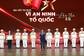Prime Minister Pham Minh Chinh presents the title of Hero of the People’s Armed Forces and the first-class Fatherland Protection Order to collectives and individuals with outstanding achievements. (Photo: VNA)