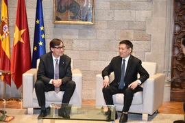 Deputy PM Ho Duc Phoc (R) in the meeting with President of Catalonia Salvador Illa (Photo: baochinhphu.vn)