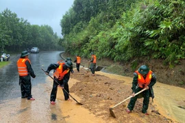 Border guards in Hue city clear soil and rocks on a landslide-hit road on Pe Ke pass, A Luoi commune. (Photo: VNA)