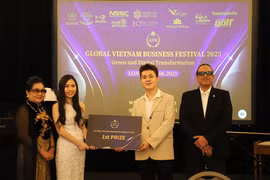 Straw Wood team wins the first prize for their project to produce insulation material from straw. (Photo: VNA)