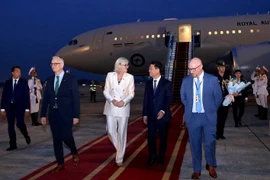Minister of Science and Technology Nguyen Manh Hung welcomes the Australian delegation at Noi Bai International Airport on September 9. (Photo: VNA)
